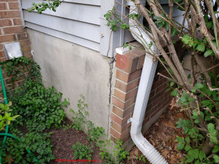 Open gap at side of brick veneer wall: wall is leaning (C) InspectApedia.com   Crisler-Smith 